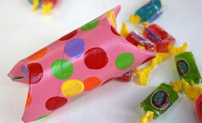 Convertimos un tubo de papel higiénico en un paquetito de caramelos