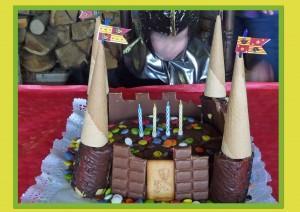 Cumpleaños caballero; tarta castillo, piñata dragón