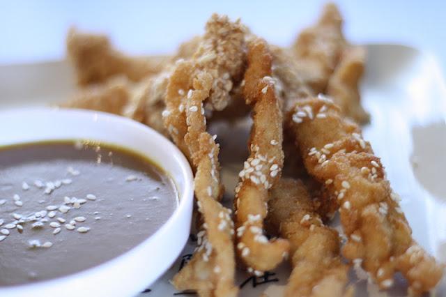 POLLO DOS TEXTURAS CON SALSA DE MIEL Y MOSTAZA