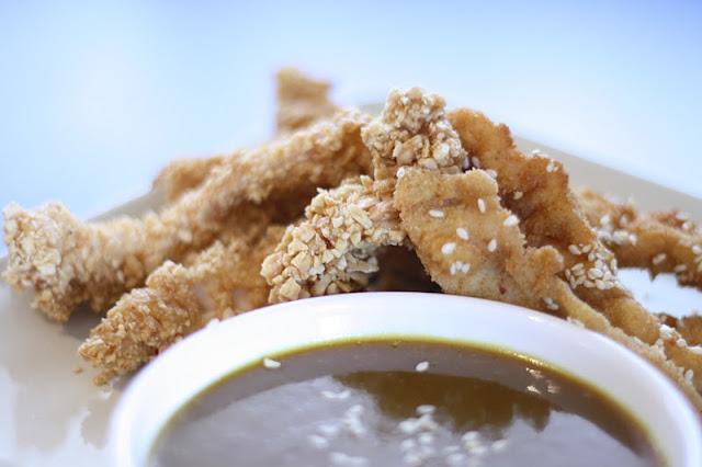 POLLO DOS TEXTURAS CON SALSA DE MIEL Y MOSTAZA