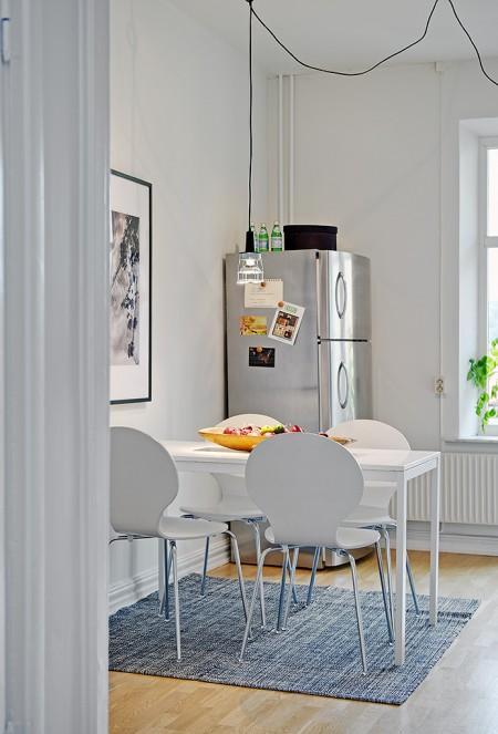 suelo de roble sillas de Ikea Reidar sillas de Ikea PS 2012 sillas de Ikea Silla 7 de Arne Jacobsen para Fritz Hansen lámpara de bombillas Estilo nórdico elegante estilo nórdico decoración diseños de interiores cocinas diseño de interiores diseño d interiores decoración y diseño de interiores decoración salones decoración salón decoración interiorismo decoración interiores decoración en blanco decoración del hogar decoración de diseño blog interiorismo blog decoración nórdica blog de interiores alta decoración 