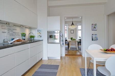 suelo de roble sillas de Ikea Reidar sillas de Ikea PS 2012 sillas de Ikea Silla 7 de Arne Jacobsen para Fritz Hansen lámpara de bombillas Estilo nórdico elegante estilo nórdico decoración diseños de interiores cocinas diseño de interiores diseño d interiores decoración y diseño de interiores decoración salones decoración salón decoración interiorismo decoración interiores decoración en blanco decoración del hogar decoración de diseño blog interiorismo blog decoración nórdica blog de interiores alta decoración 