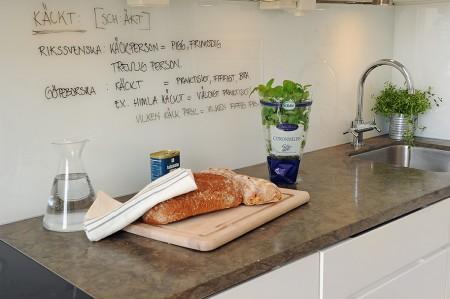 suelo de roble sillas de Ikea Reidar sillas de Ikea PS 2012 sillas de Ikea Silla 7 de Arne Jacobsen para Fritz Hansen lámpara de bombillas Estilo nórdico elegante estilo nórdico decoración diseños de interiores cocinas diseño de interiores diseño d interiores decoración y diseño de interiores decoración salones decoración salón decoración interiorismo decoración interiores decoración en blanco decoración del hogar decoración de diseño blog interiorismo blog decoración nórdica blog de interiores alta decoración 