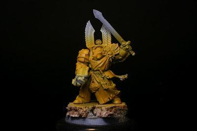 Pintado del ocre sobre el exterminador de los Ángeles Oscuros de la caja de Warhammer: Venganza Oscura