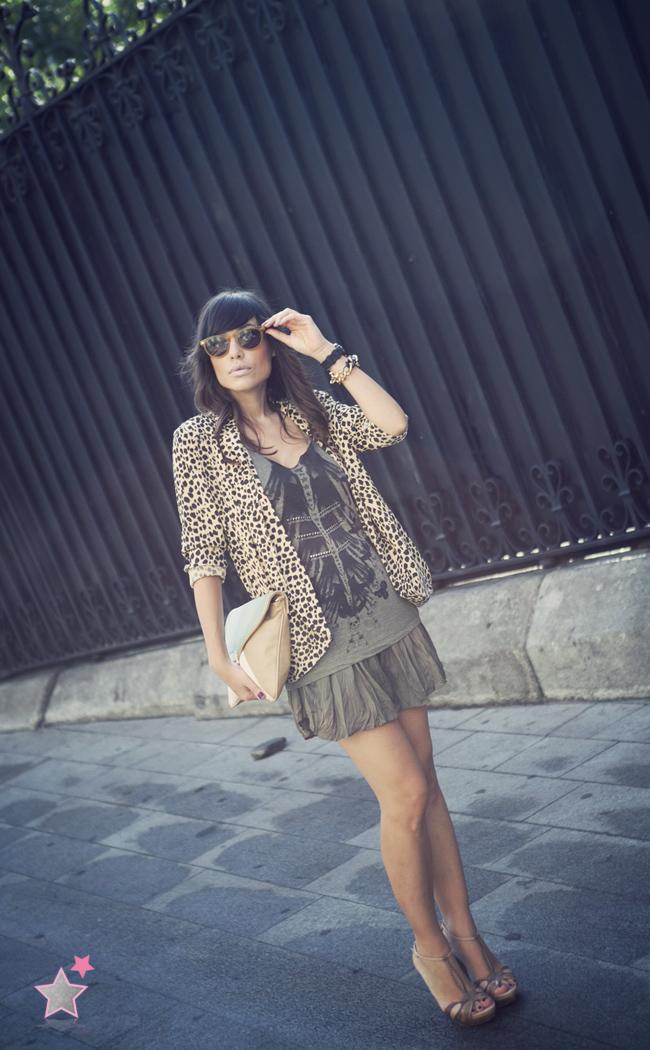 lady shorts & print jacket