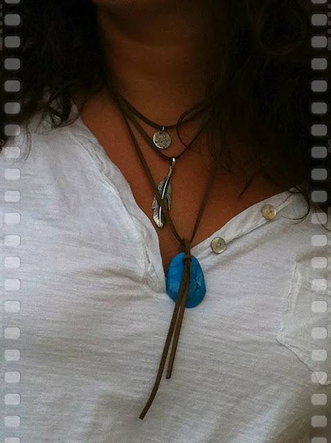 CÓMO COMBINAR UNOS TEJANOS Y UNA CAMISETA BLANCA