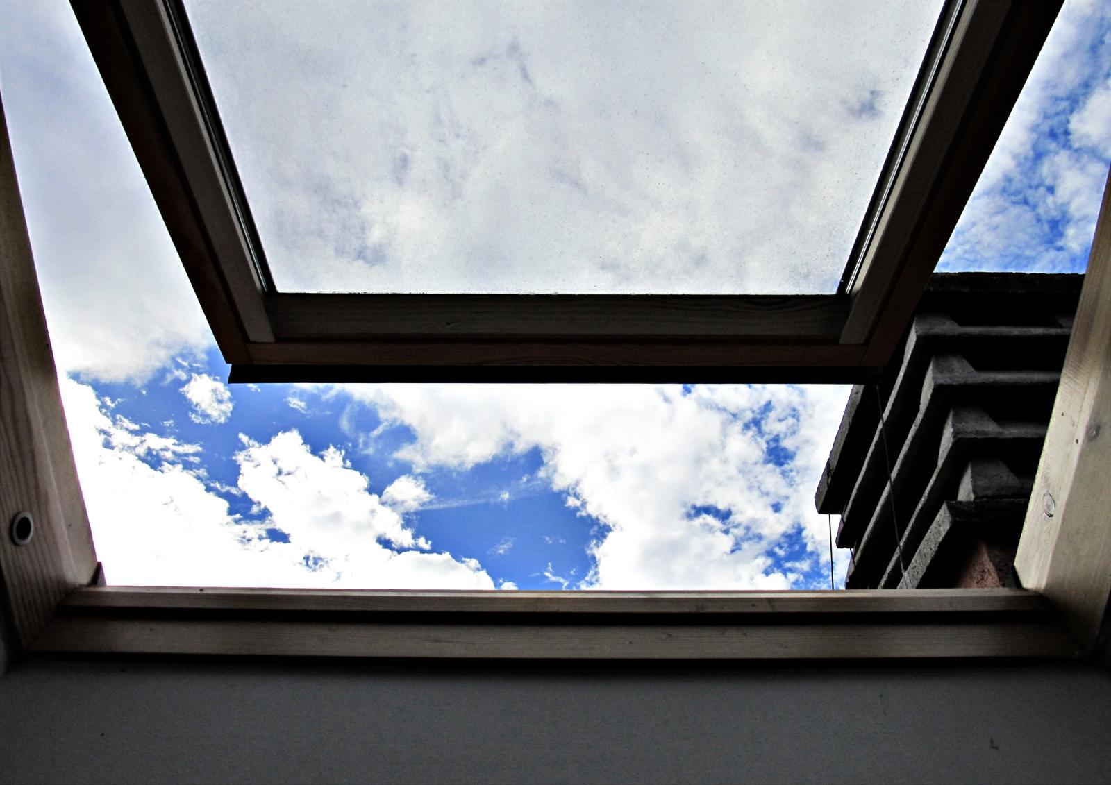 El cielo de octubre a traves de la claraboya