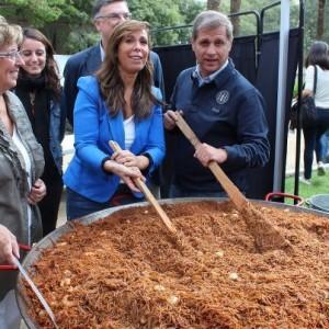 Alberto Fernádez Díaz en la fideuá organizada por el Partido Popular