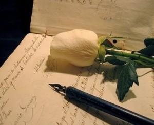 Una carta de amor con una rosa blanca