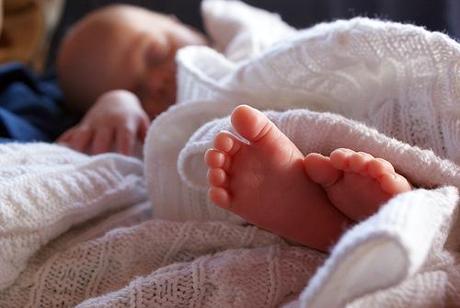 pies-bebes Recomiendan mantener a los bebés descalzos hasta que aprendan a caminar