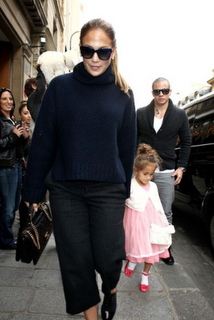 La hija de Jennifer López, Emme, y su bolso de Chanel de 1.600 euros