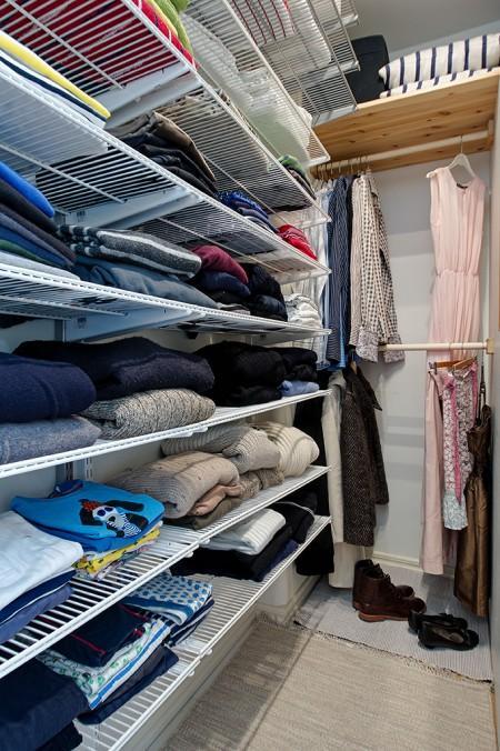 walking closet decoración walking closet textiles blanco y gris hogar suelo de madera claro sillas de diseño Silla 7 Arne Jacobsen fritz hansen papel pintado de Laura Ashley lámparas de diseño fotos walking closet farolillo redondo blanco estilo nórdico blog diseño nórdico diseño de interiores decorar paredes papel pintad decoración romántica decoración femenina decoración en blanco decoración de interiores decoración de dormitorios decoración blanco y gris deco blogger blog interiorismo nórdico blog decoración nórdica blog deco AJ de Arne Jacobsen 