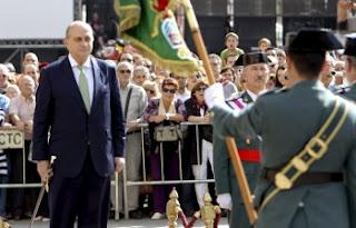 La bandera bordeada en oro para la Guadia Civil era innecesaria.