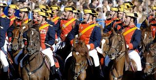 La bandera bordeada en oro para la Guadia Civil era innecesaria.