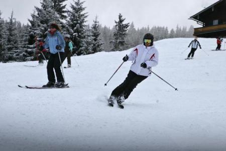 Esquiadores en estaciones de esquí
