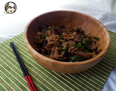 Recetas asiáticas: Tallarines de arroz con ternera, shiitakes y pimientos