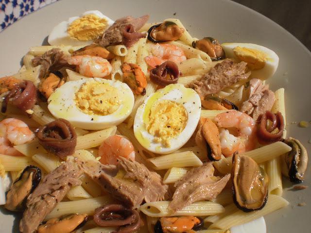 ENSALADA TIBIA DE MACARRONES CON MELVA Y MARISCOS