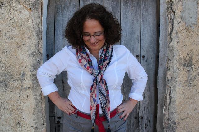 Outfit camisa blanca y complementos que hacen la diferencia