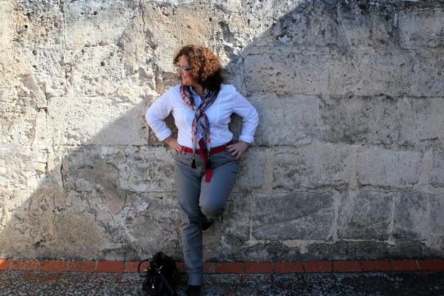 Outfit camisa blanca y complementos que hacen la diferencia