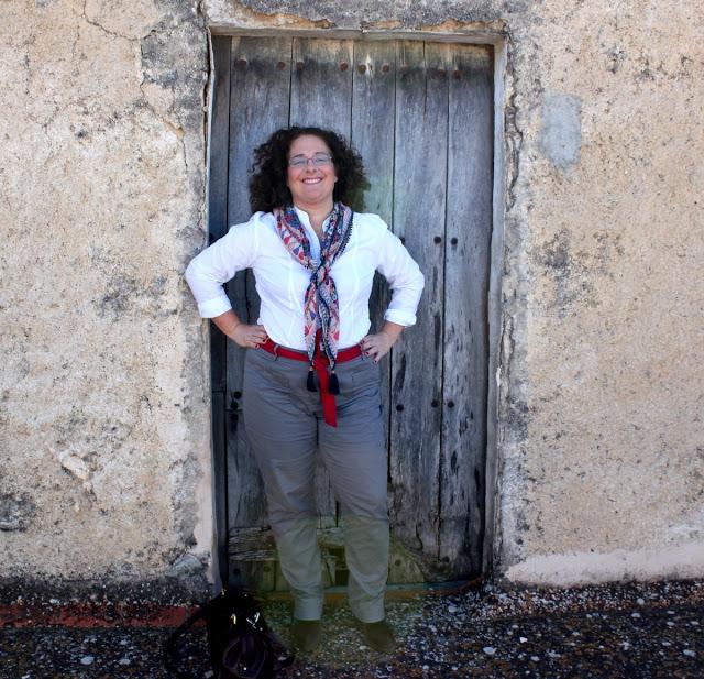 Outfit camisa blanca y complementos que hacen la diferencia