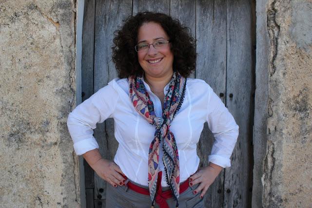 Outfit camisa blanca y complementos que hacen la diferencia