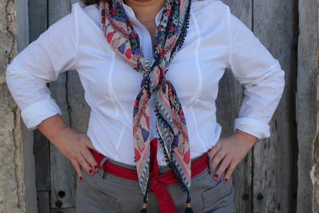 Outfit camisa blanca y complementos que hacen la diferencia