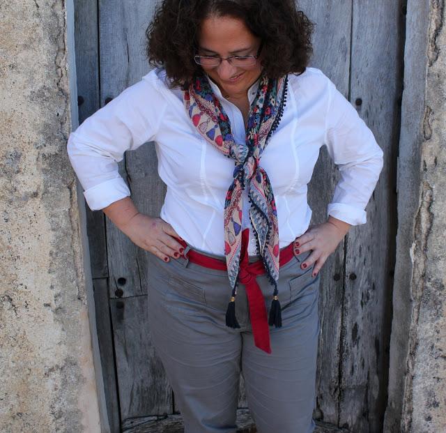 Outfit camisa blanca y complementos que hacen la diferencia