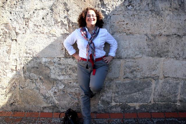 Outfit camisa blanca y complementos que hacen la diferencia