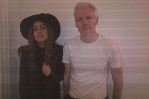 Lady Gaga visita a Julian Assange en la embajada de Ecuador