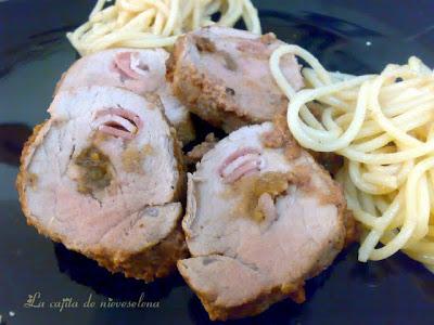 Solomillo ibérico de campaña relleno acompañado de espaguetis dulces