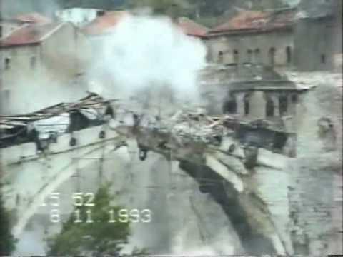 Puente de Mostar al ser destruido por el ejército croata