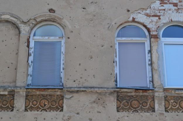 Daños en las fachadas de los edificios de Mostar