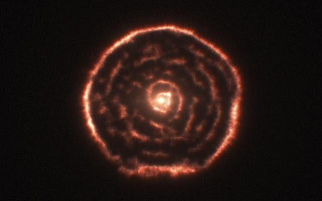 Astrónomos descubren una estructura espiral alrededor de una gran estrella moribunda