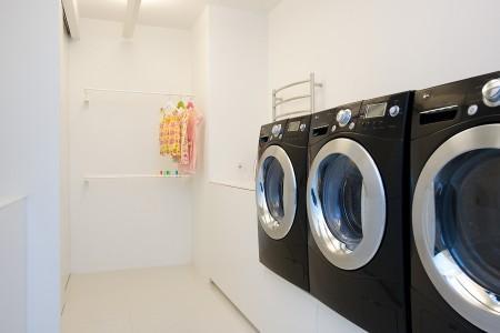 walking closet decoración super casa muebles de diseño minimalismo sueco minimalismo nórdico lavandería decoración inspiración minimalismo diseño nórdico diseño de interiores decoración estilo nordico minimalista decoración en blanco decoración de lujo decoración de interiores deco blogger cuarto para la lavadora decoracíón cocina moderna cocina blanca casa sueca minimalista casa minimalista decoración casa de lujo casa con piscina decoración calefacción por suelo radiante blog interiorismo blog hogar y decoración blog decoración blog deco arquitectura nórdica de lujo 