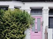 blanca, pero puerta rosa