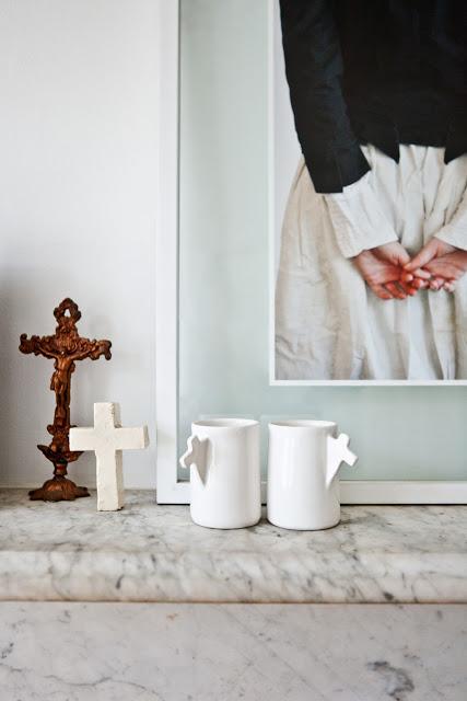 Muy blanca, pero con la puerta rosa