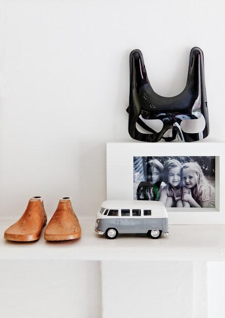 Muy blanca, pero con la puerta rosa