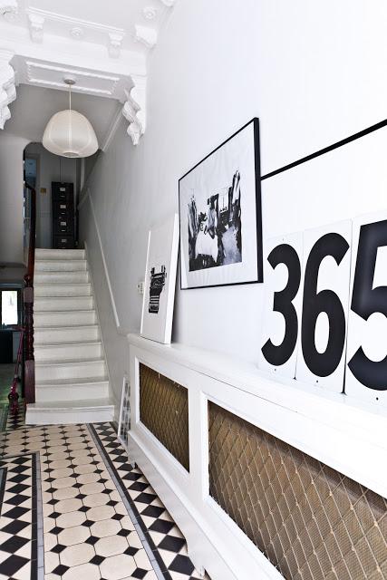 Muy blanca, pero con la puerta rosa