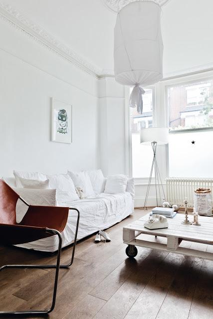 Muy blanca, pero con la puerta rosa