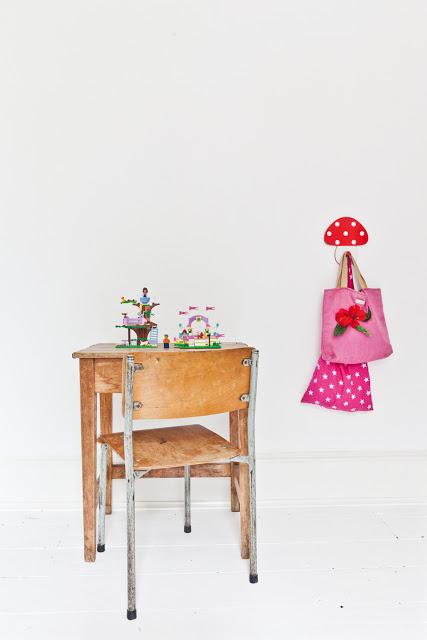 Muy blanca, pero con la puerta rosa