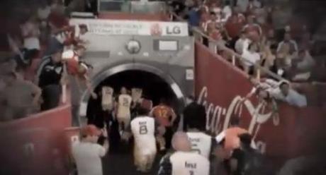 Una lavadora gigante que limpia a los jugadores en el descanso