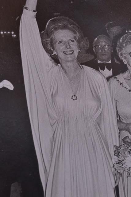 Angela Merkel. Recortando en vestuario.