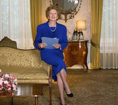 Angela Merkel. Recortando en vestuario.