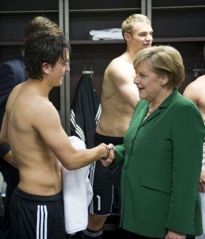 Angela Merkel. Recortando en vestuario.