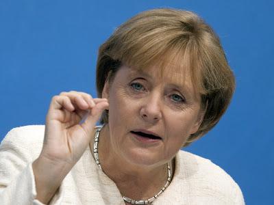 Angela Merkel. Recortando en vestuario.