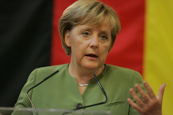 Angela Merkel. Recortando en vestuario.