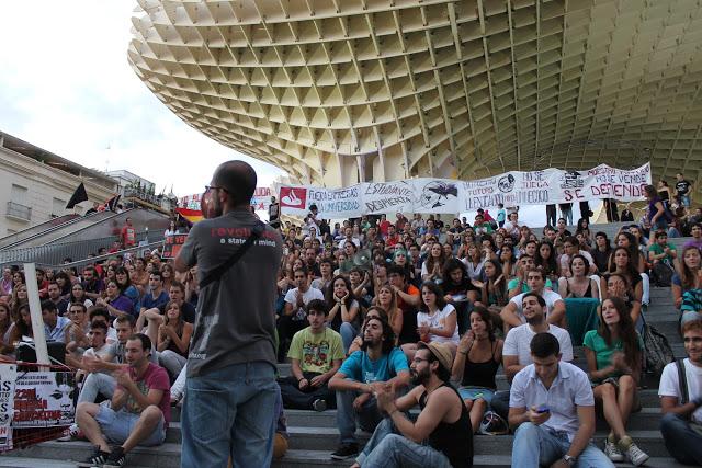 Los estudiantes sevillanos de pasacalles a las setas de la Encarnación