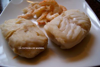 CANUTILLOS DE MERLUZA Y GAMBAS EN SALSA DE PIMIENTO