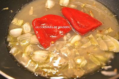 CANUTILLOS DE MERLUZA Y GAMBAS EN SALSA DE PIMIENTO