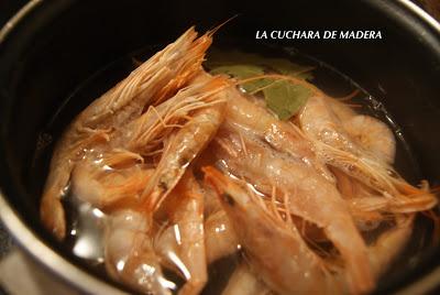 CANUTILLOS DE MERLUZA Y GAMBAS EN SALSA DE PIMIENTO